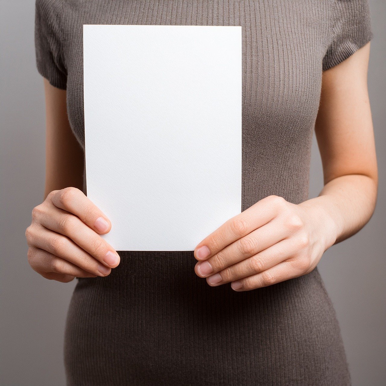 Image d'une dame qui tient une page