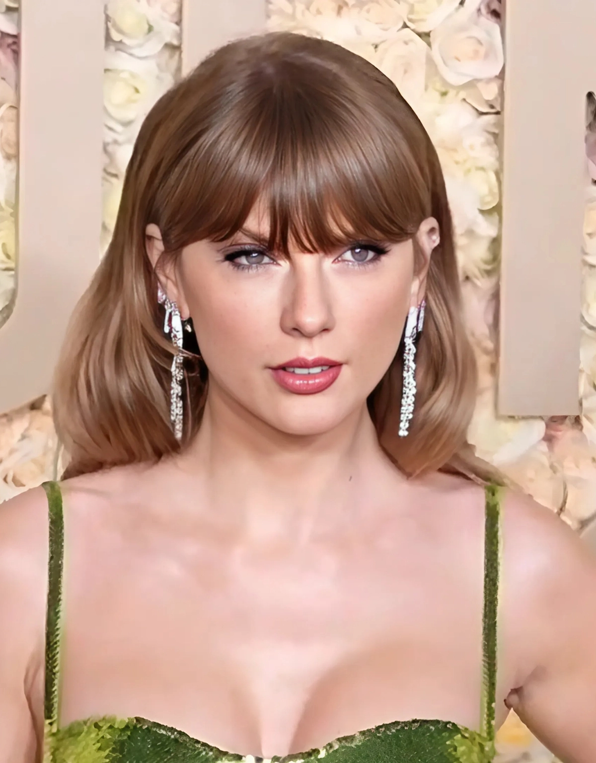 taylor swift at the 2024 golden globes without a chipped tooth