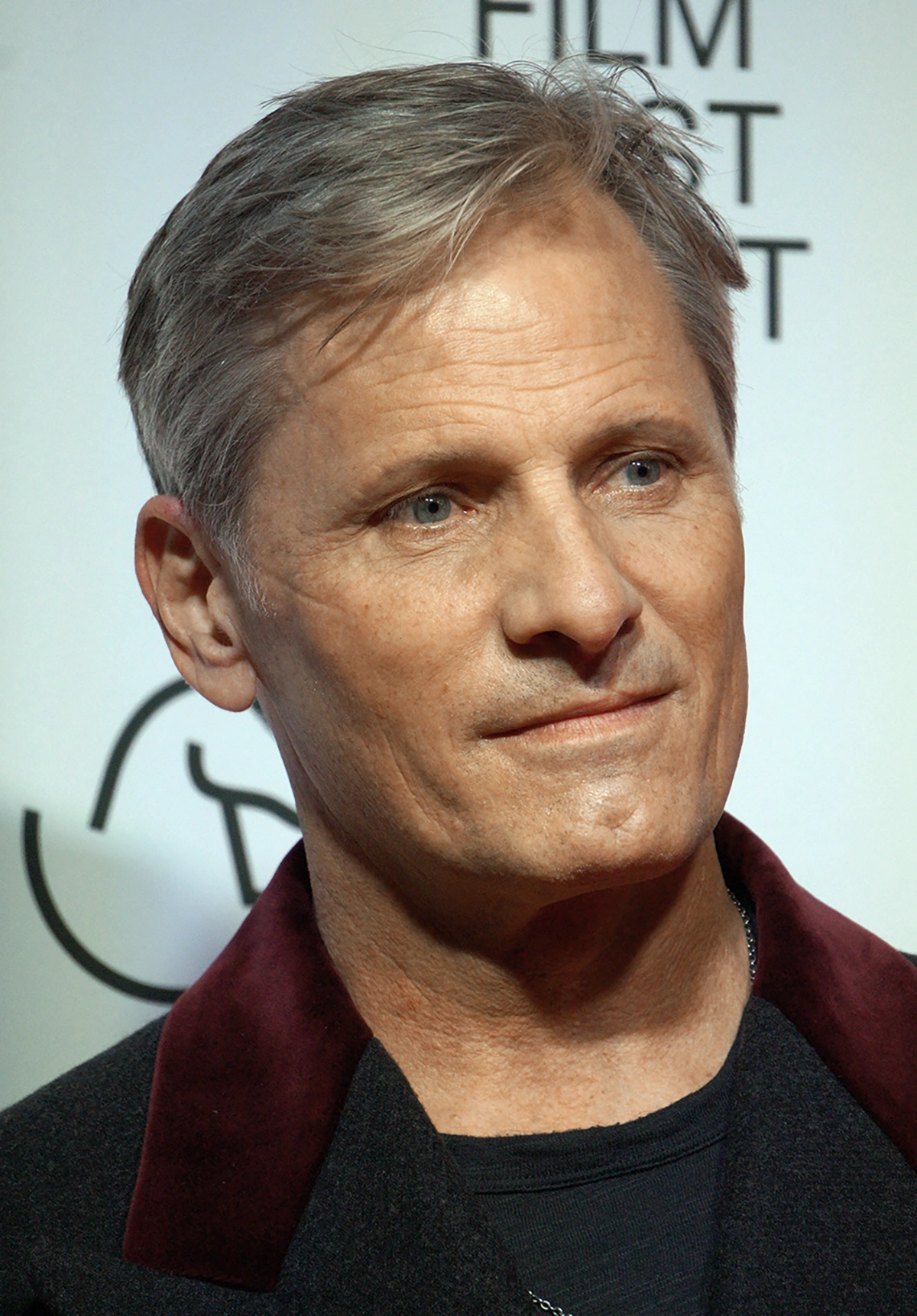 viggo mortenson posing without showing teeth before a broken tooth