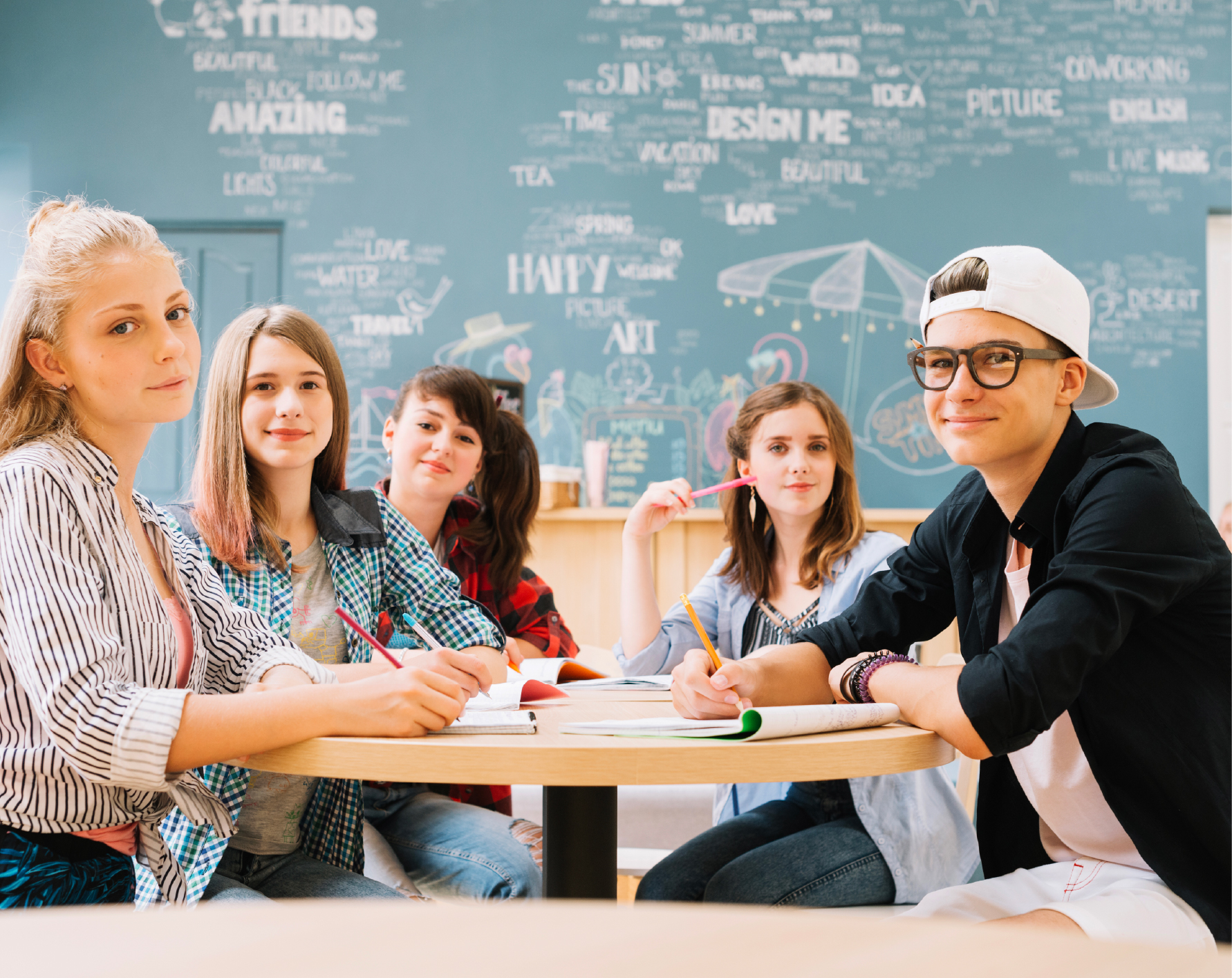 Un groupe de jeunes assis autour d'une table.
