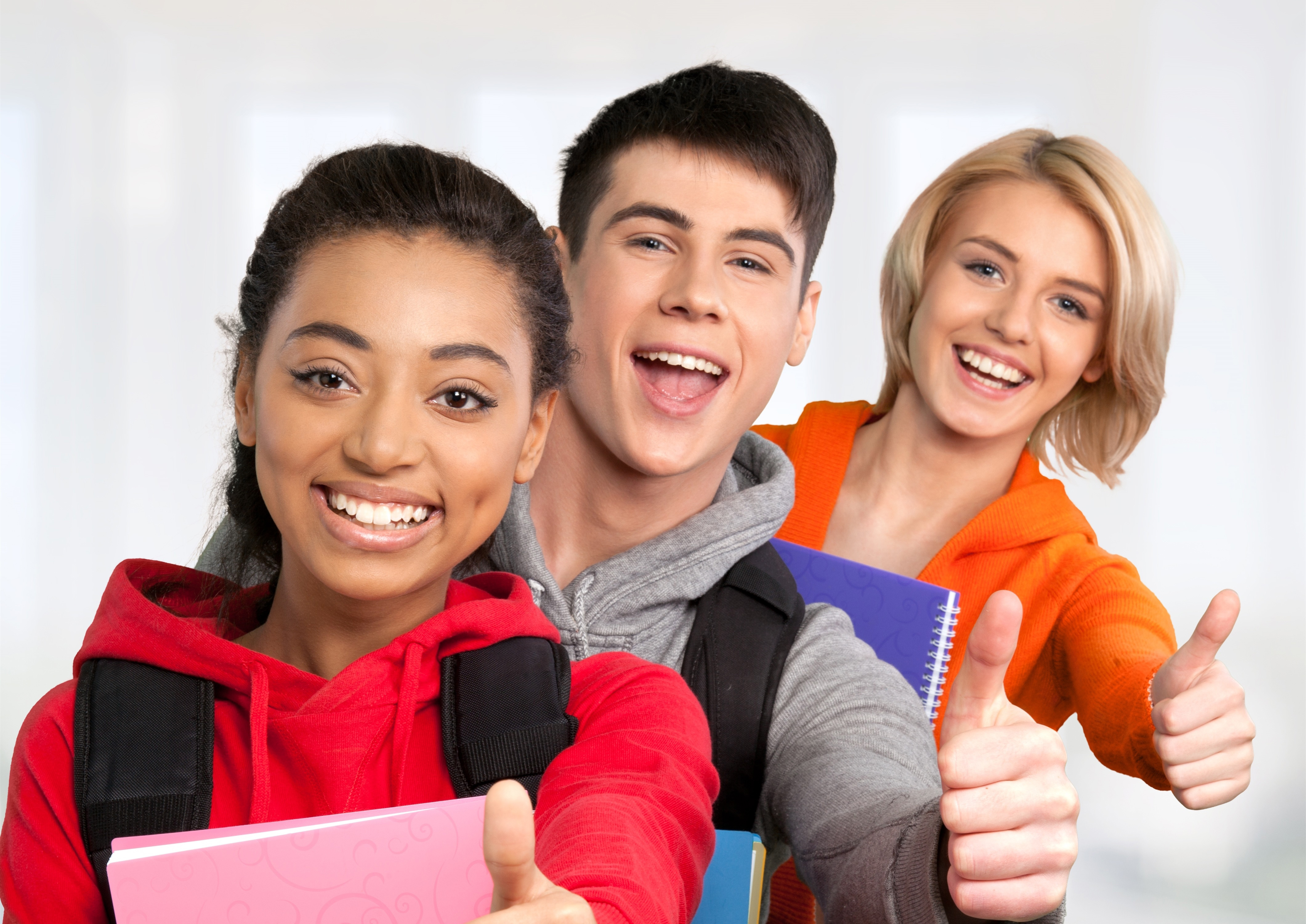 Un groupe d'étudiants qui lèvent le pouce.