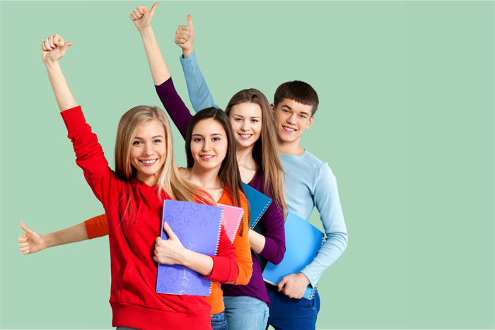 Un groupe d'étudiants montrant leurs pouces vers le haut.