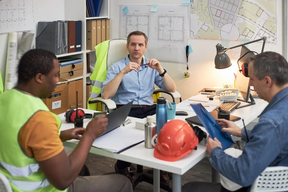 Construction site supervisor having a constructive conversation with a team member