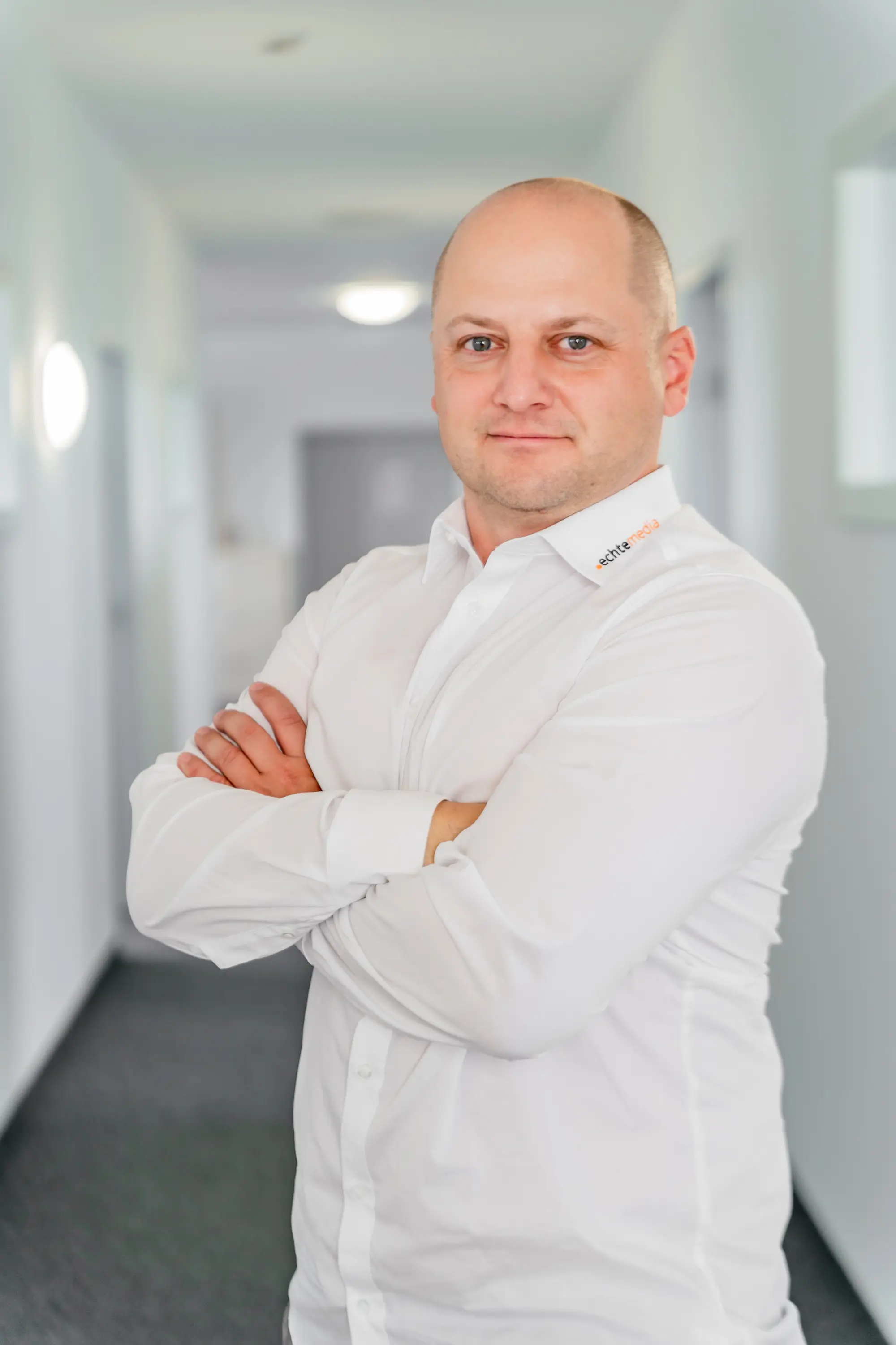 Mann schaut in Kamera
