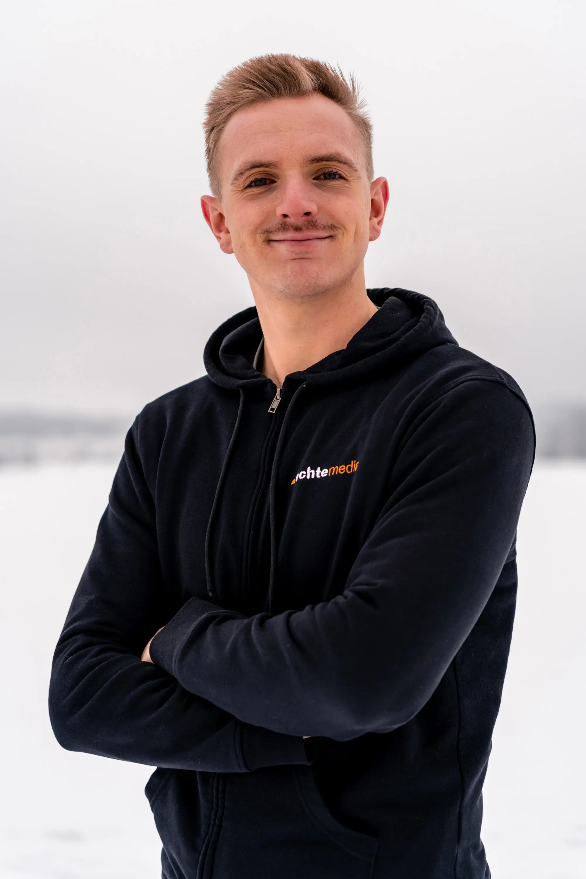 Junger Mann in schwarzem Hoodie