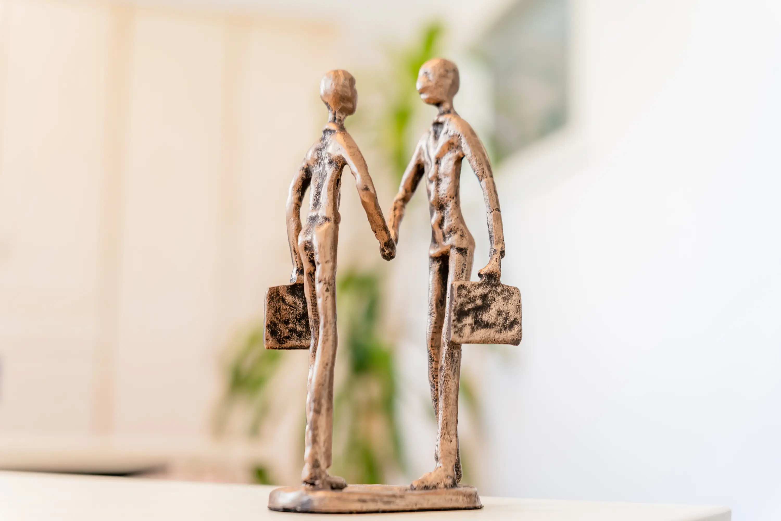 Figur - Menschen geben sich Hand