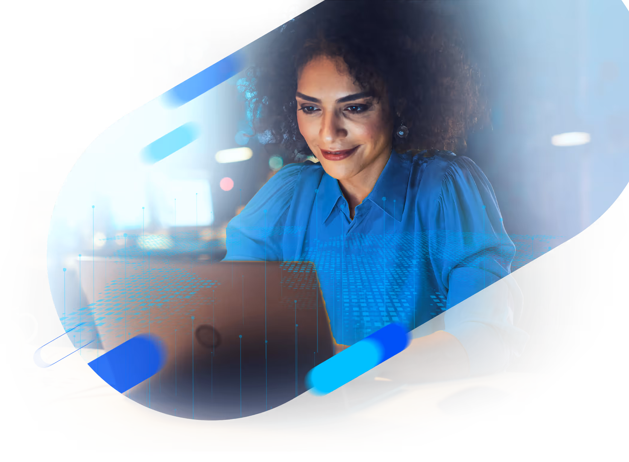 Mulher feliz lendo sobre geração de leads b2b.