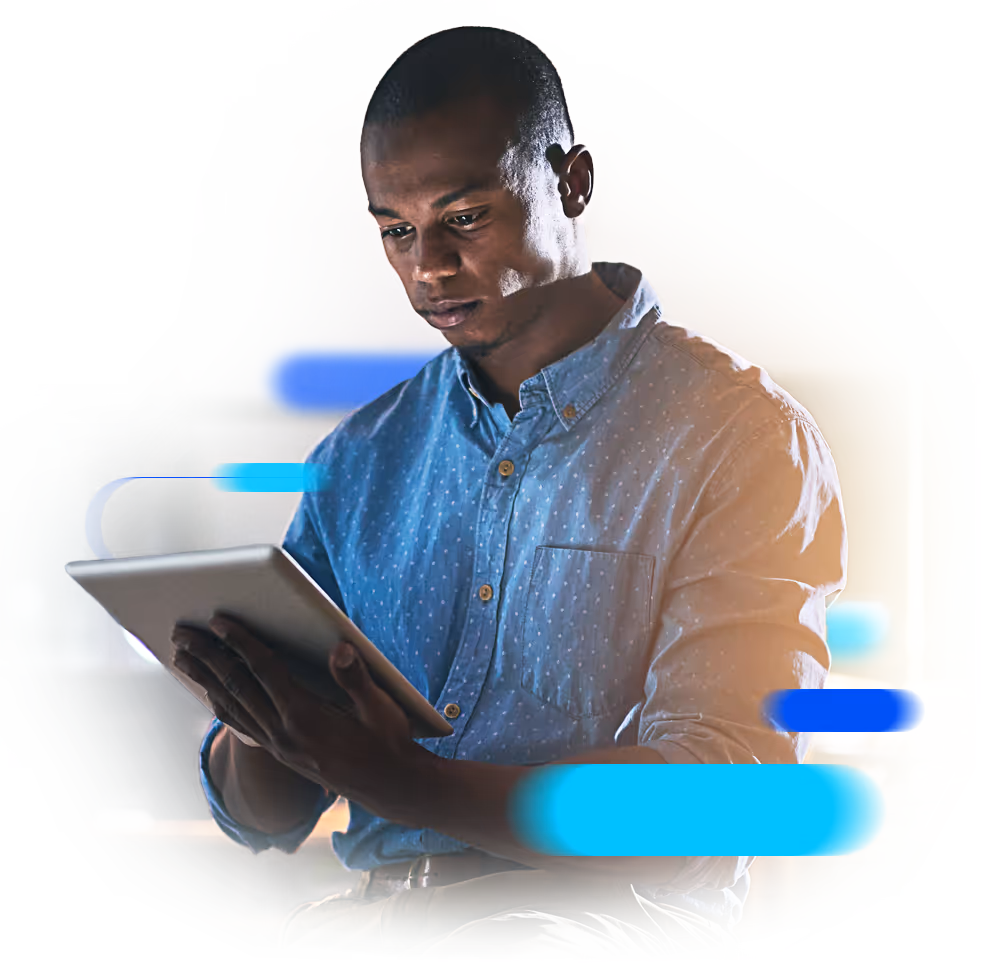 Homem lendo sobre prospecção de clientes.