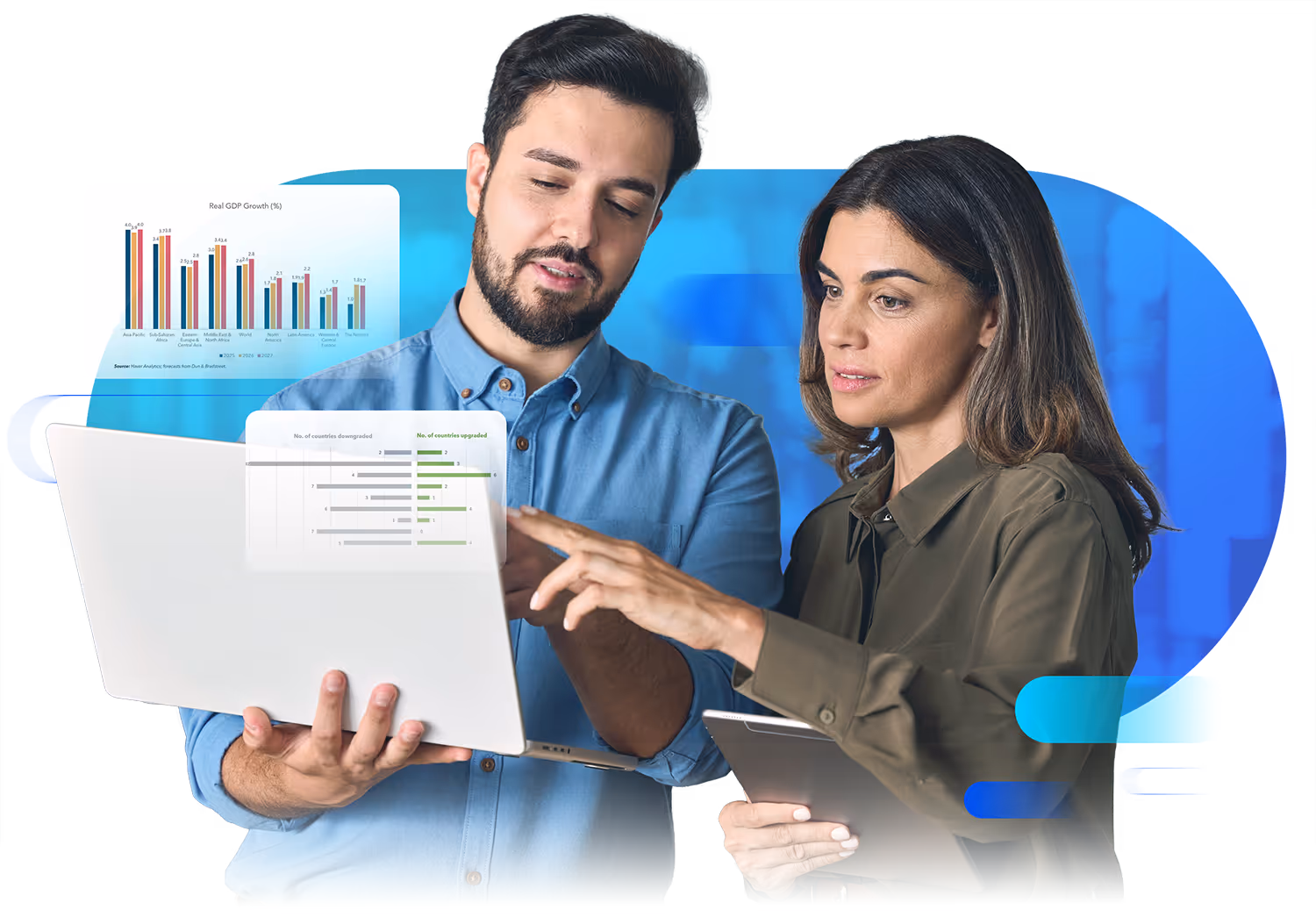 Homem e mulher lendo o relatório Global Economic Outlook da Dun & Bradstreet.