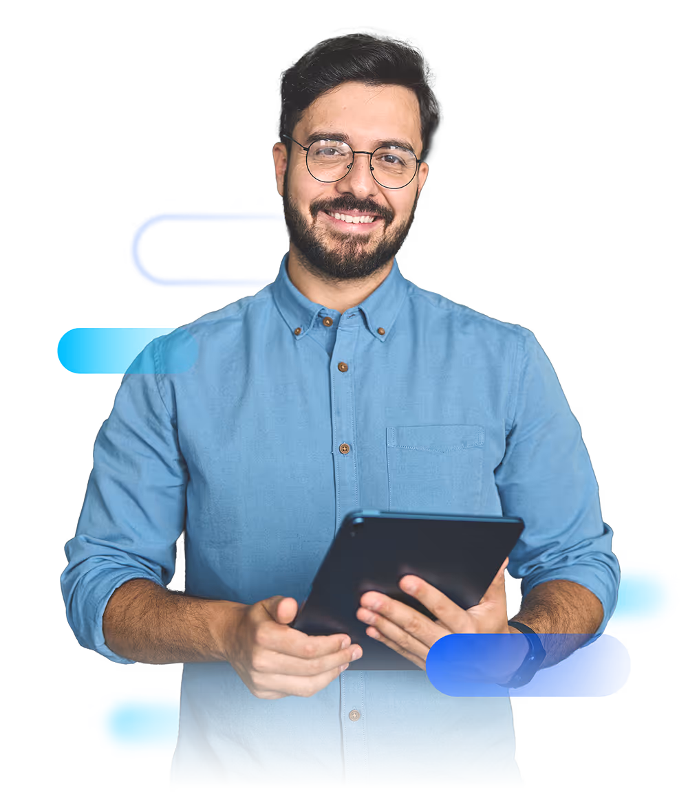 Imagem de um homem segurando um tablet.