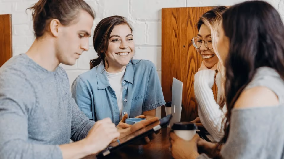 Grupo de jovens em conversa descontraída, refletindo employer branding contra quiet quitting e firing.