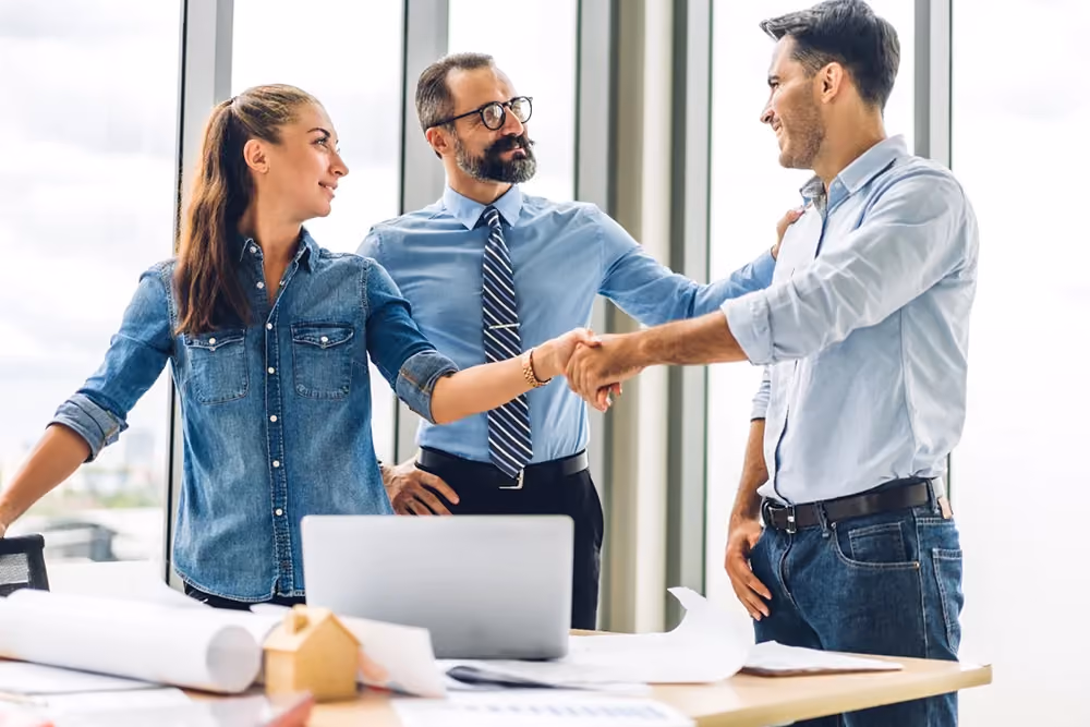 Equipe em uma reunião discutindo estratégias e dicas para melhorar o processo de onboarding, com foco em otimizar a operação.