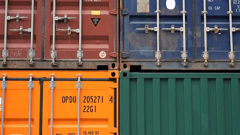 Imagem de containers de exportação empilhados.