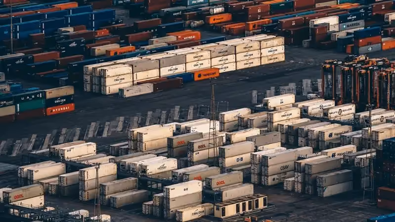 Pátio com vários containers de exportação.