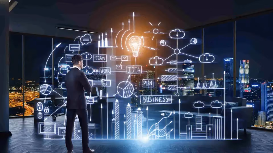 Homem observando gráficos digitais com ícones de negócios e inovação, com vista noturna da cidade.