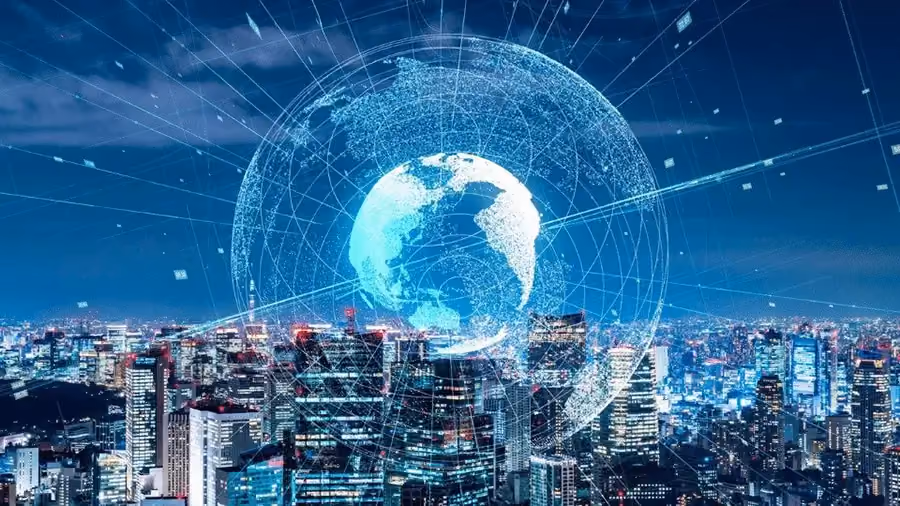 Globo digital conectado sobre cidade iluminada à noite, representando globalização e tecnologia.