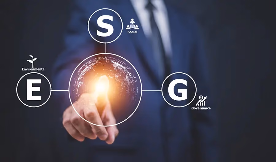Imagem futurista de um holograma escrito as siglas ESG e um homem apontando para ela.