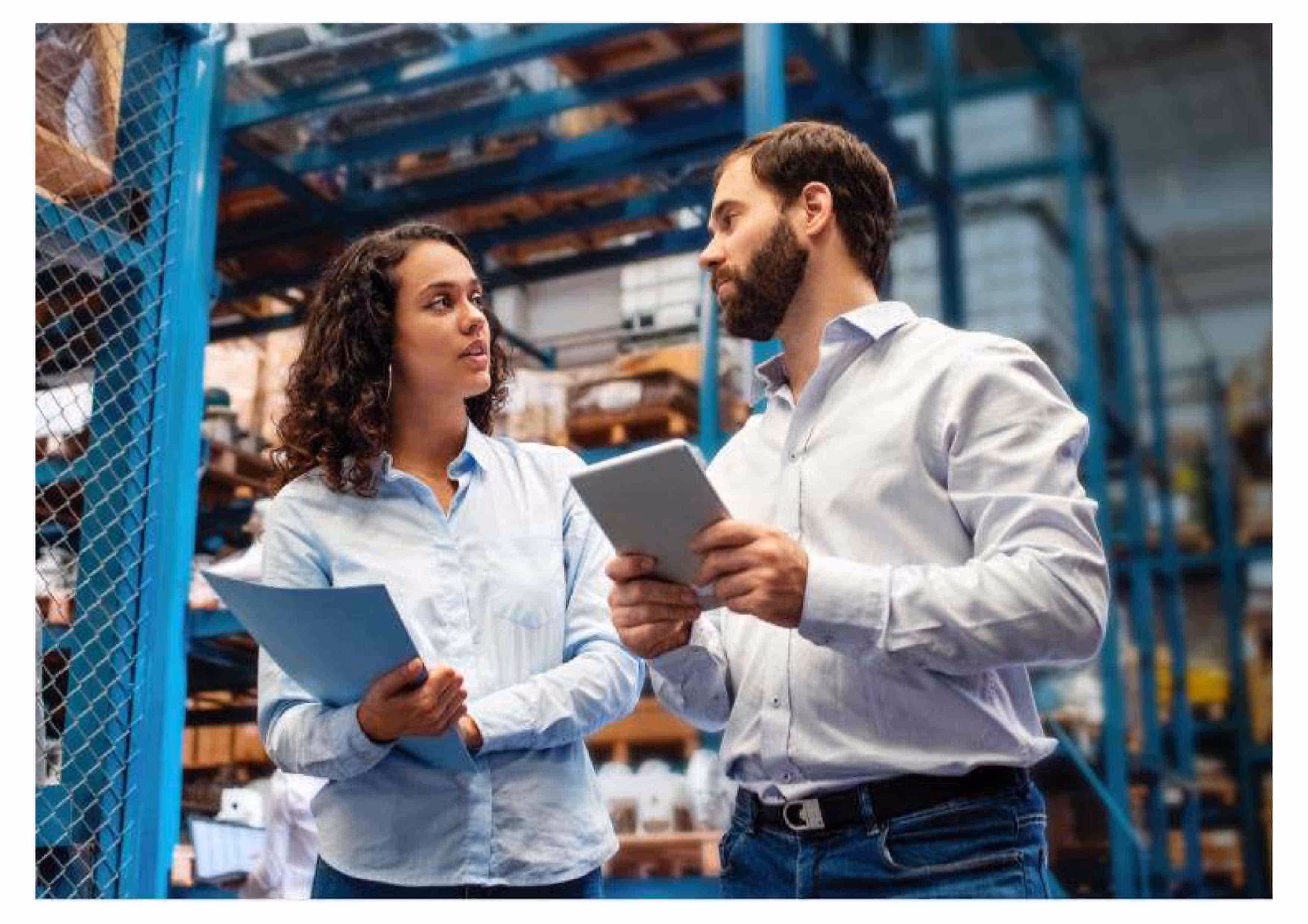 Homem e mulher conversando sobre supply chain