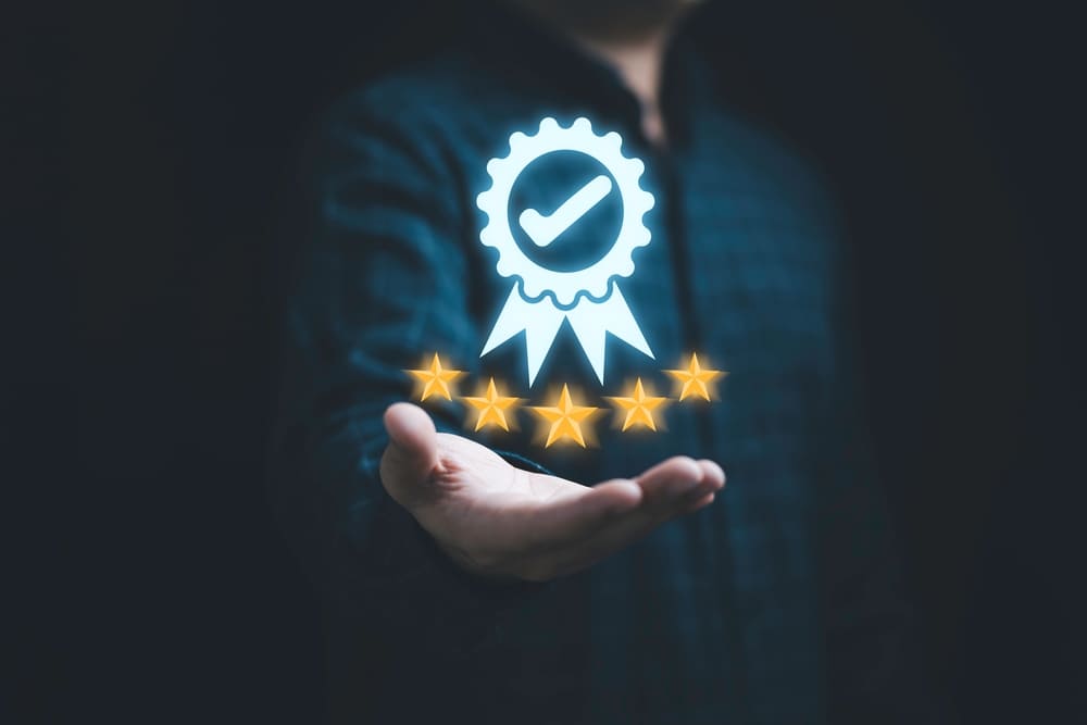 Homem com a mão esticada, posicionada abaixo de ícone digital em 3D de selo de certificação, representando o Número DUNS