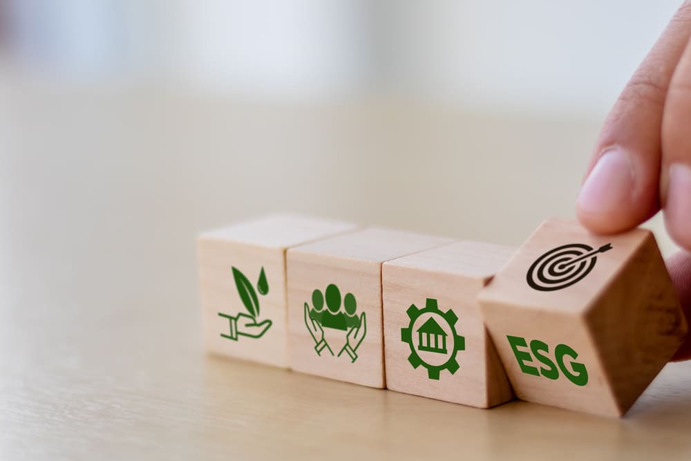 Mão girando bloco com a sigla ESG
