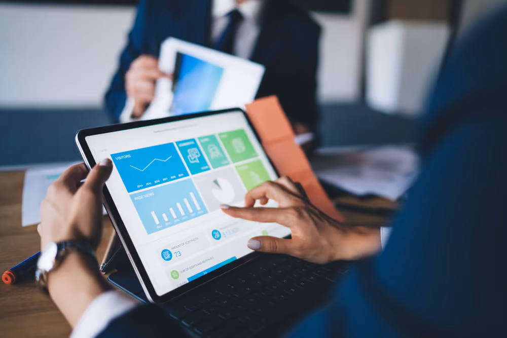 Pessoa analisa indicadores de desempenho da gestão de stakeholders em tablet