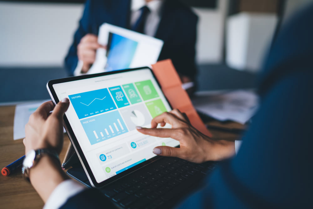 Pessoa analisa indicadores de desempenho da gestão de stakeholders em tablet