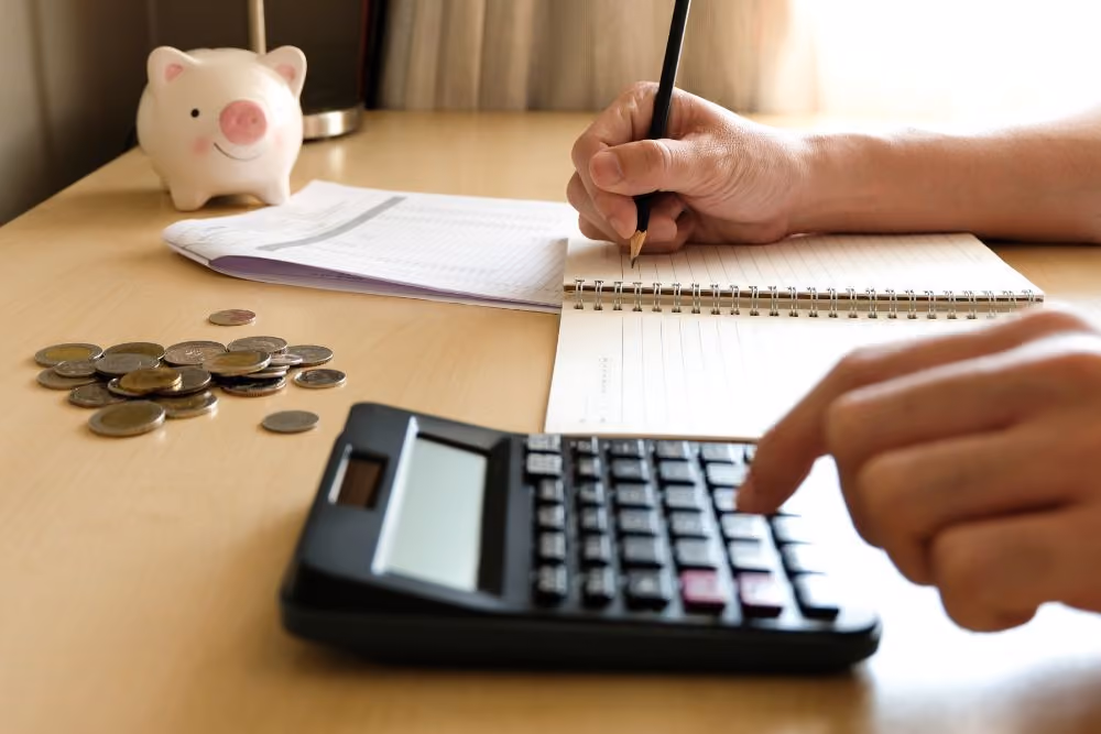 redução de custos, como reduzir custos, pessoa reduzindo custos em sua empresa