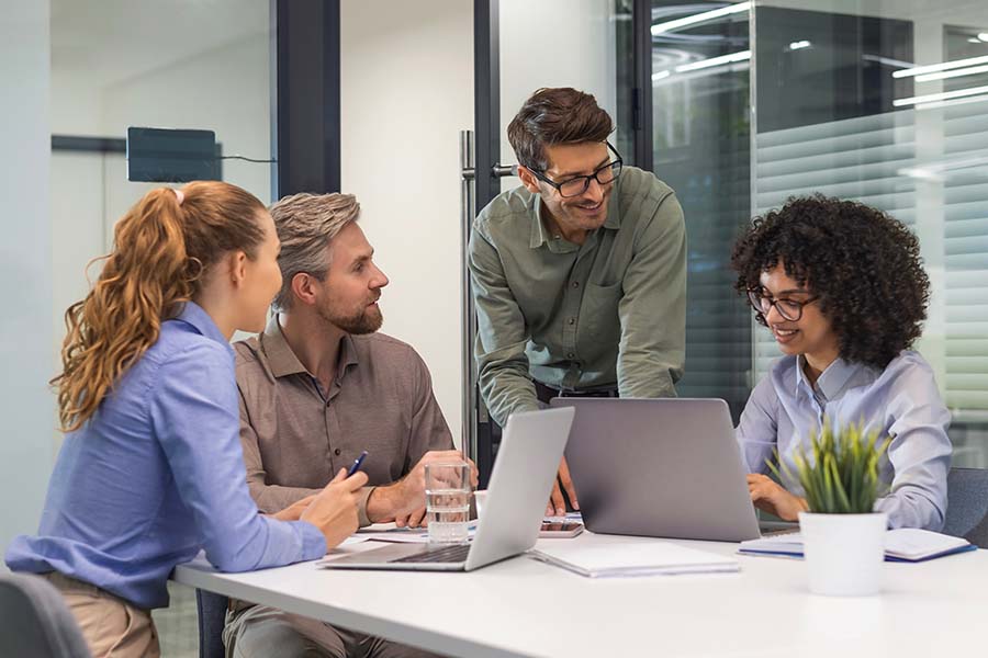 Pessoas em reunião sobre tendências de Procurement.
