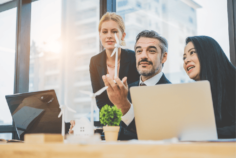 Pessoas pensando em sustentabilidade