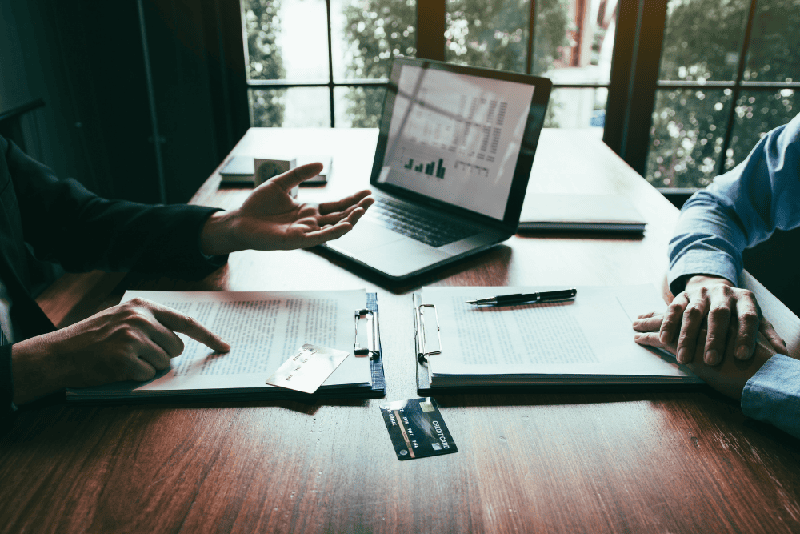 Pessoas fazendo análise de crédito. Análise de crédito