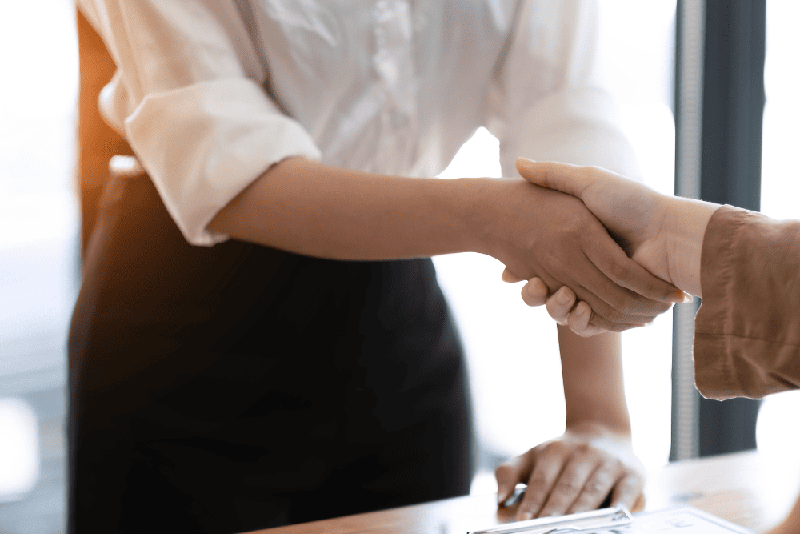 Pessoas apertando a mão, sinalizando comum acordo e comunhão