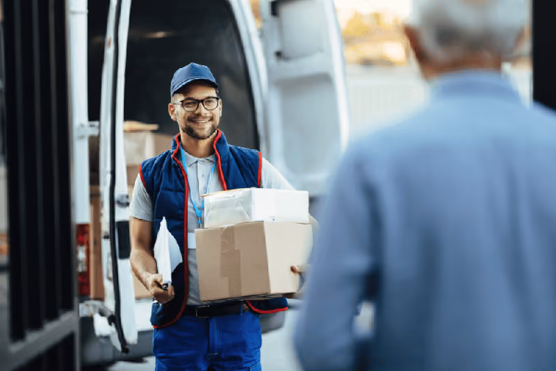 Uma fornecedor chegando com a entrega para seu cliente