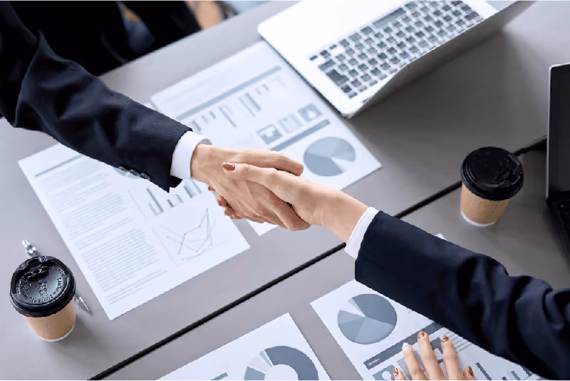 Um aperto de mão caloroso entre um cliente satisfeito e seu fornecedor