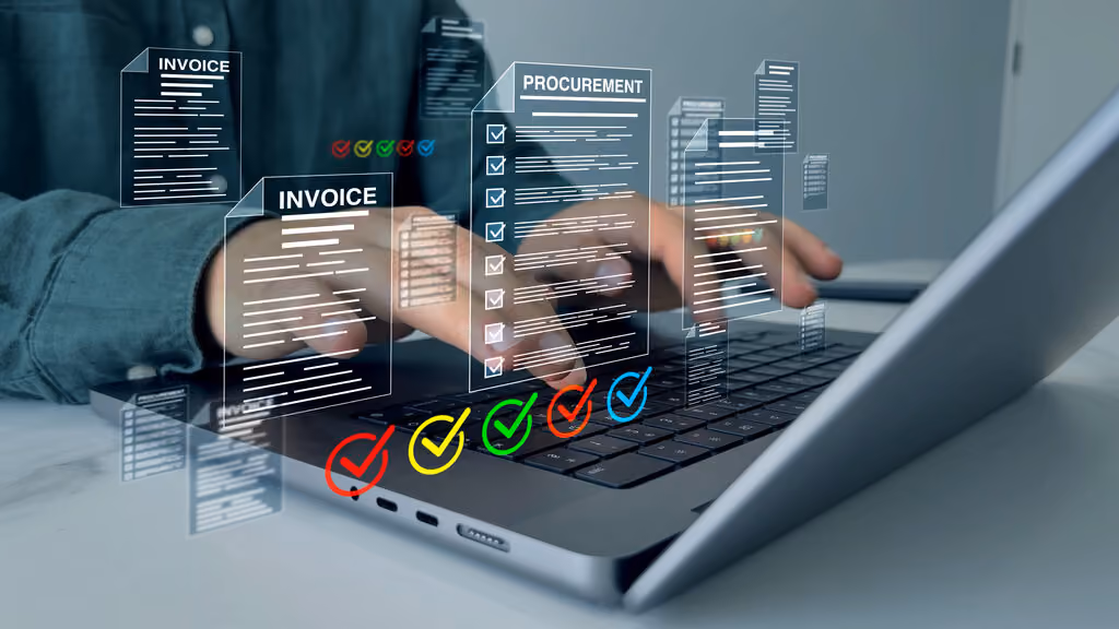 Uma pessoa mechendo notbook procurament orchestration