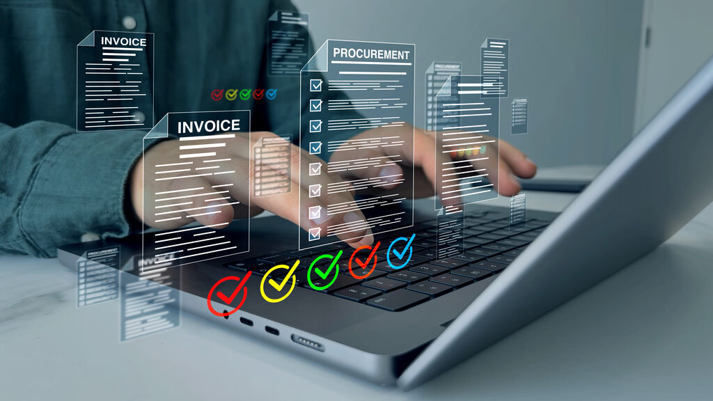 Uma pessoa mechendo notbook procurament orchestration