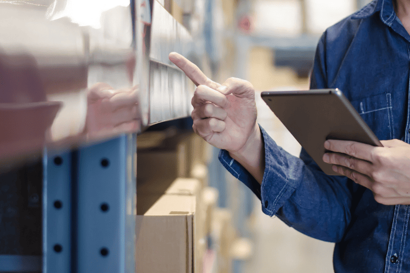 um homem fazendo a gestão de fornecedores