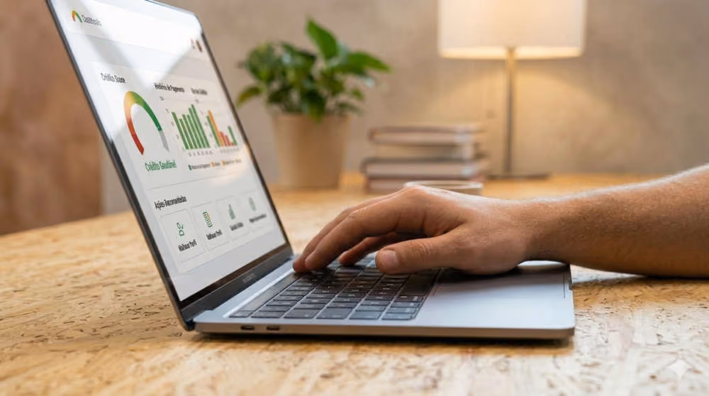 uma pessso mechendo em um notbook utilizando um software para meio corporativo