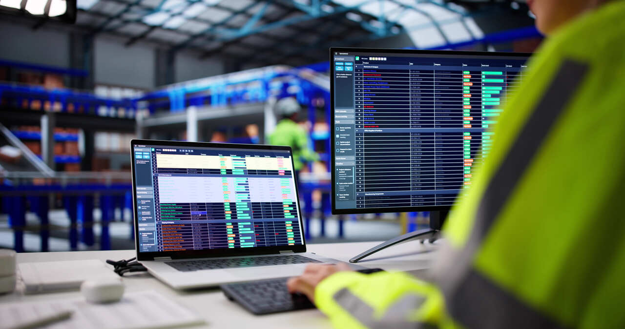 Avaliação de fornecedores com análise de indicadores de desempenho em tablet para tomada de decisão estratégica.