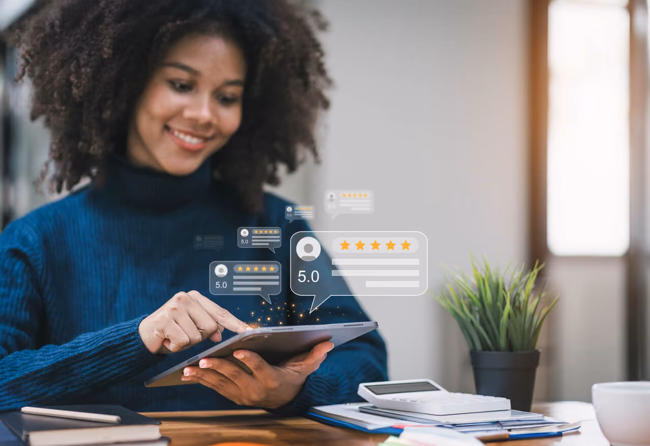 Avaliações positivas de clientes em tablet destacando confiança, experiência do consumidor e fortalecimento da marca.