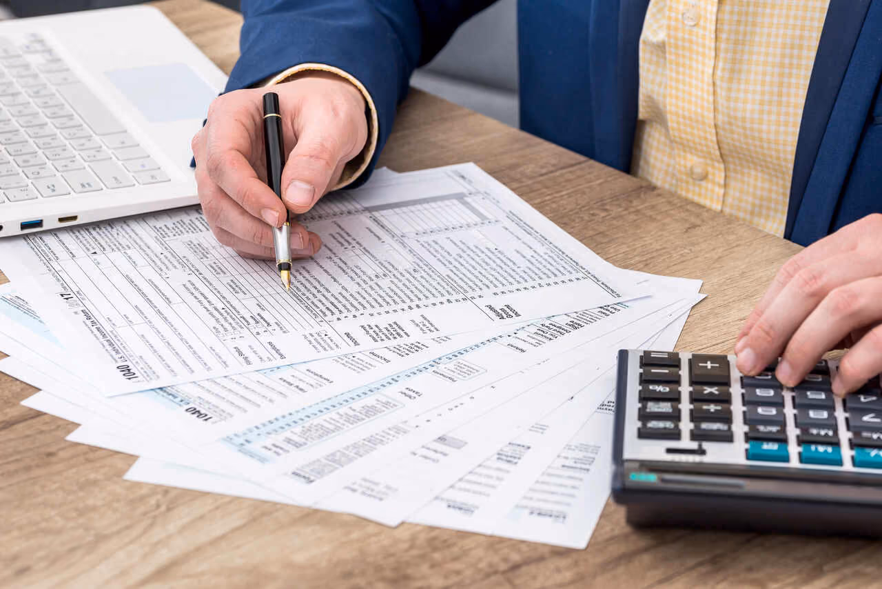 Gestão financeira corporativa com cálculo de fluxo de caixa e controle de pagamentos para reduzir atrasos de clientes.