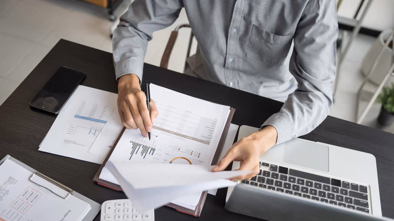 Avaliação de dados contábeis e relatórios financeiros com cálculo de indicadores, planejamento e controle financeiro corporativo.