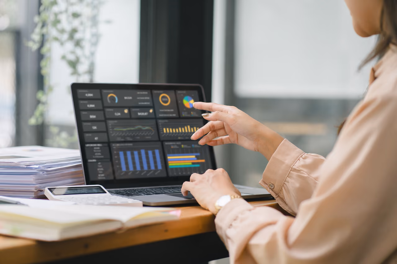 Como fazer uma análise financeira de uma empresa? Profissional analisando dashboard com gráficos e indicadores financeiros em notebook.