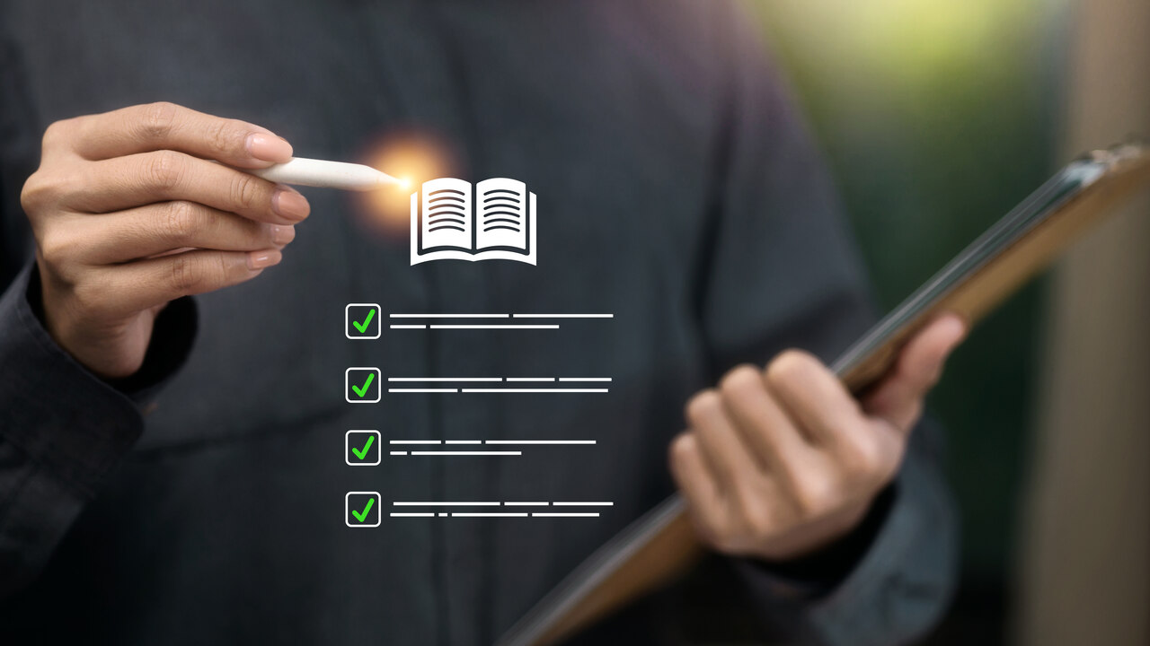Checklist de governança corporativa e avaliação regulatória em processo de auditoria e conformidade empresarial.