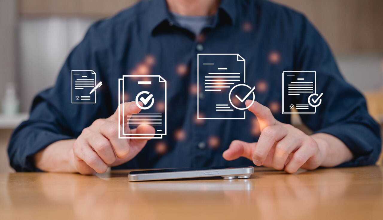 Homem interagindo com ícones de documentos e marcação de tarefas em um smartphone, simbolizando a automação e a gestão de contratos digitais.