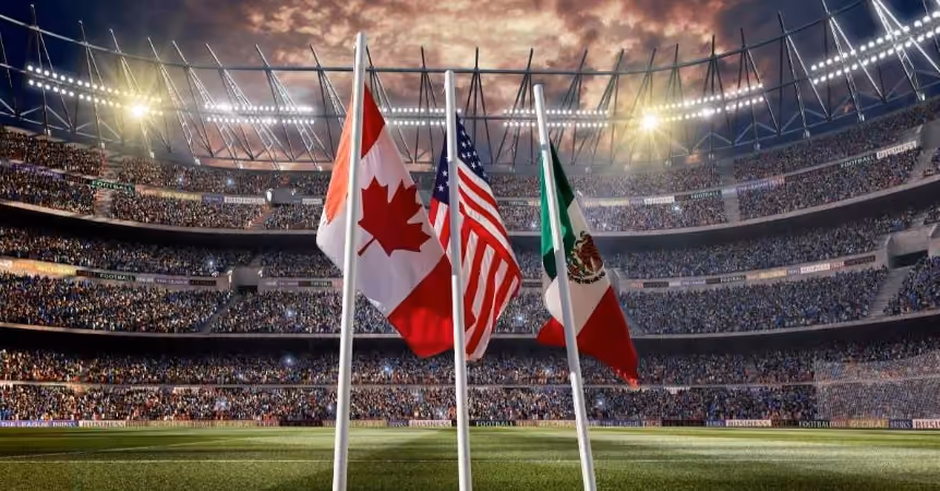 Bandeiras do Canadá, Estados Unidos e México posicionadas em um estádio esportivo lotado, representando a integração econômic