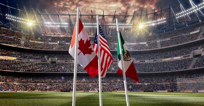 Bandeiras do Canadá, Estados Unidos e México posicionadas em um estádio esportivo lotado, representando a integração econômic