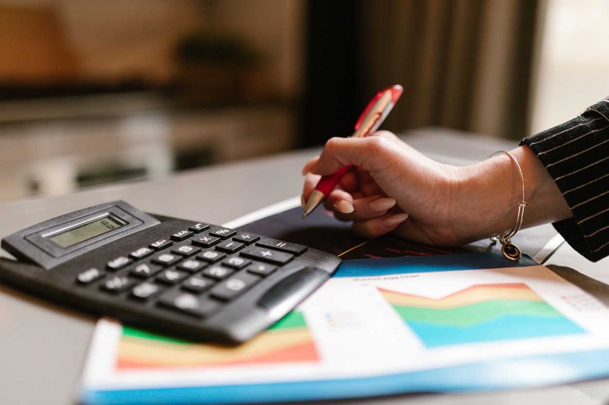 Gerente de crédito revisando checklist de política de crédito B2B em painel com indicadores preditivos