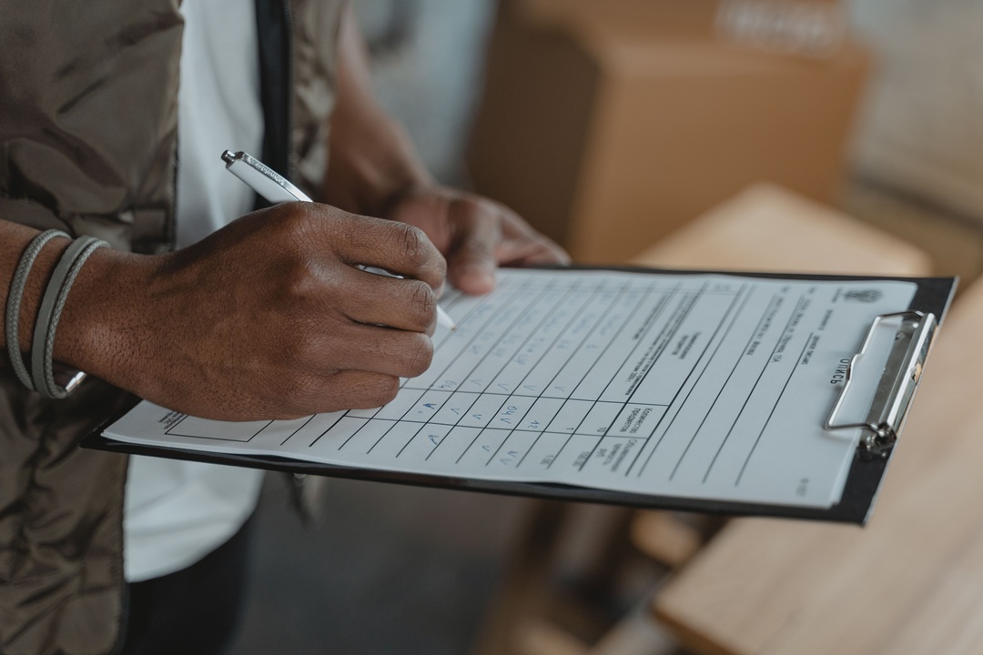 Profissional de procurement analisando risco financeiro e compliance na homologação de fornecedores