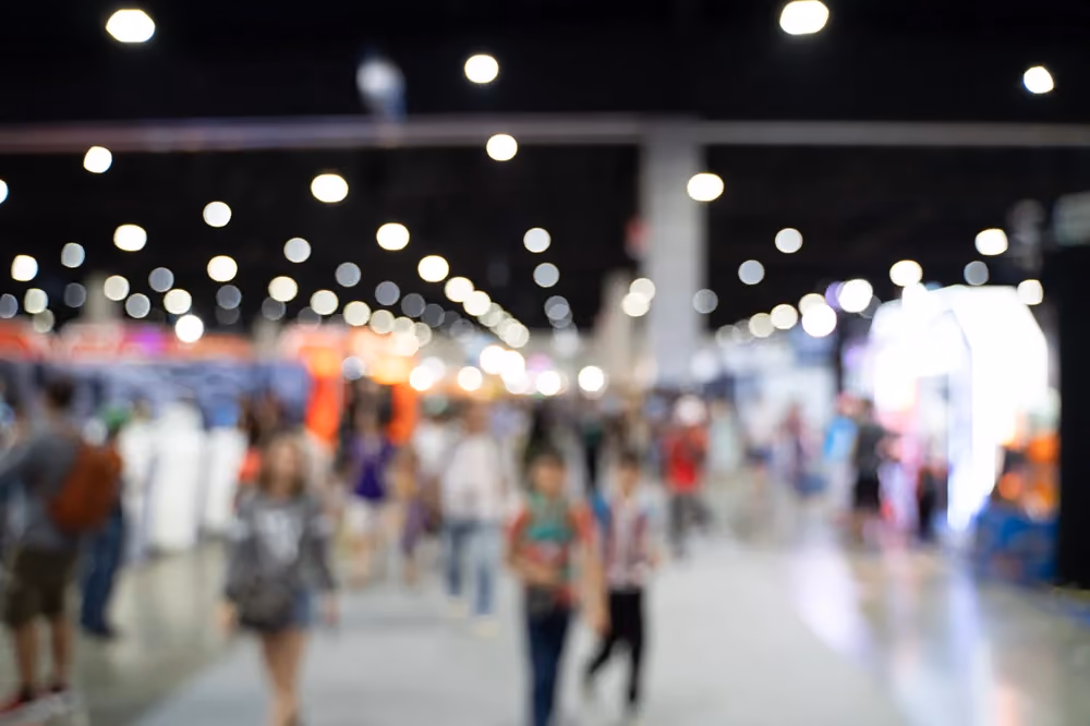 Profissionais de Compras no Fórum COMPRAR 2026, com área de exposição e estande da CIAL Dun & Bradstreet