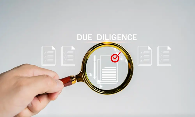 Compliance officer conduzindo processo de due diligence de terceiros com análise societária e listas restritivas